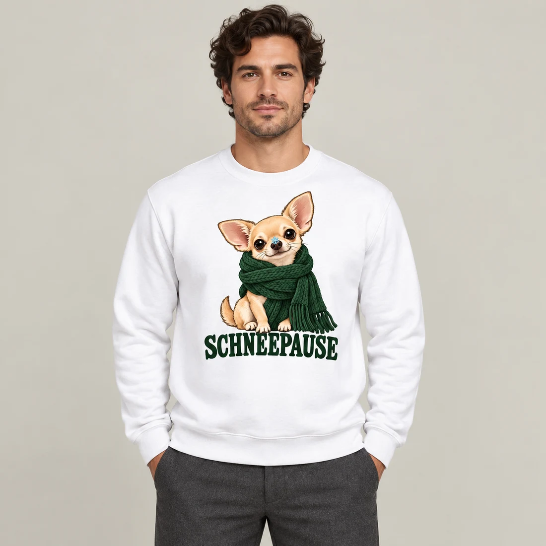 Weißer Unisex-Pullover: Beiger Chihuahua mit grünem Schal und Schriftzug Schneepause