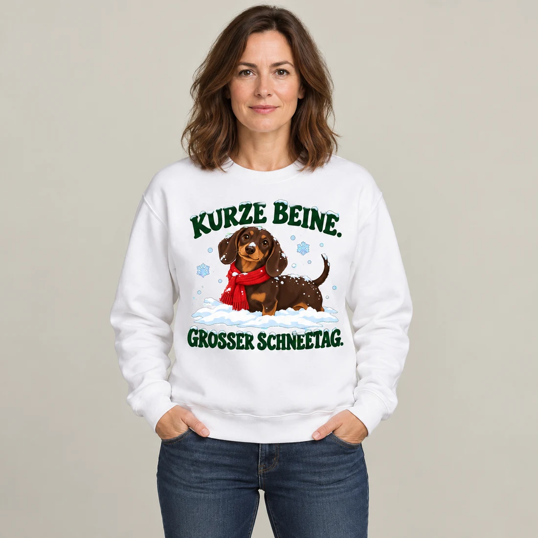Weißer Unisex-Pullover: Dackel im Schnee mit rotem Schal und Spruch Kurze Beine. Großer Schneetag.