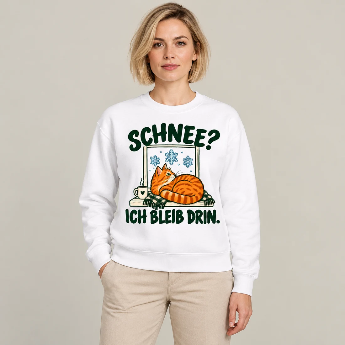 Weißer Unisex-Pullover: Rote Tigerkatze am Fenster mit Schriftzug Schnee? Ich bleib drin.