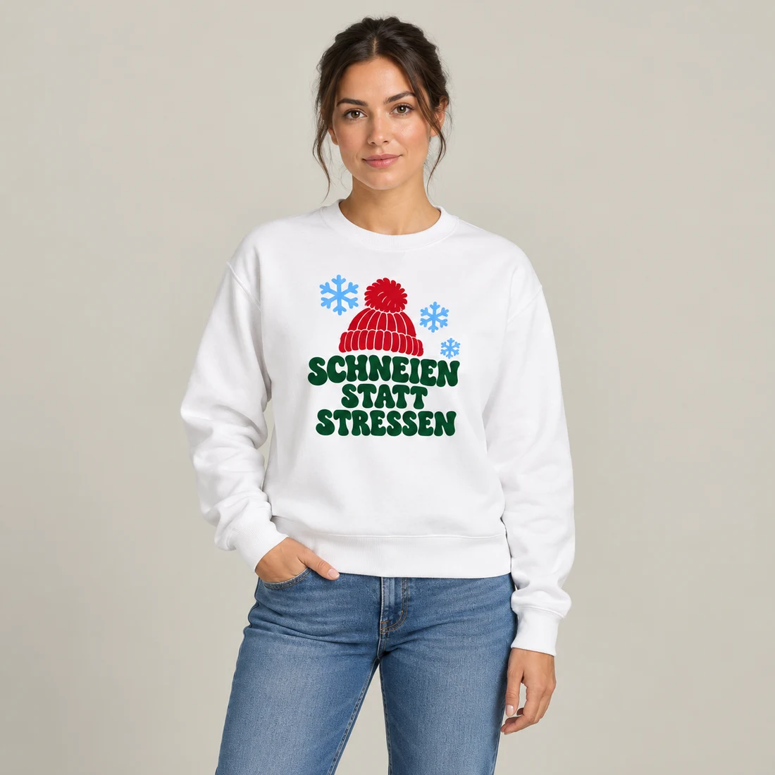 Weißer Unisex-Pullover: Rote Wollmütze über Schriftzug Schneien statt stressen